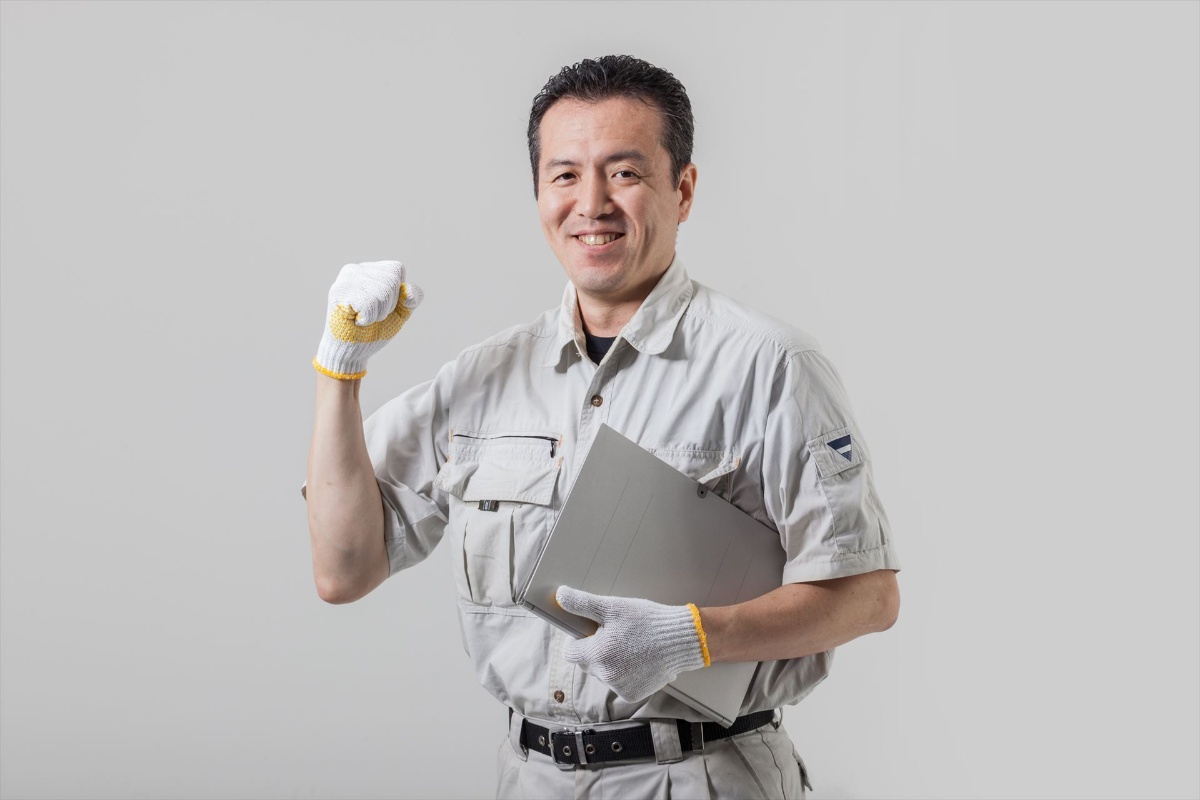 ポーズを決める作業服の男性